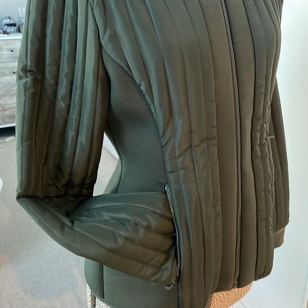 Cute fitted olive green jacket medium. 2 zippered pockets - Picture 3 of 3